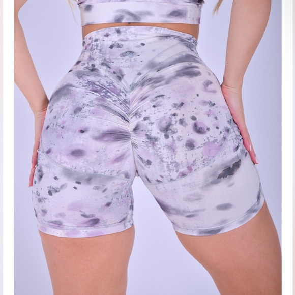 CLS Sculpt Scrunch Shorts Mauve Leopard - Picture 2 of 5